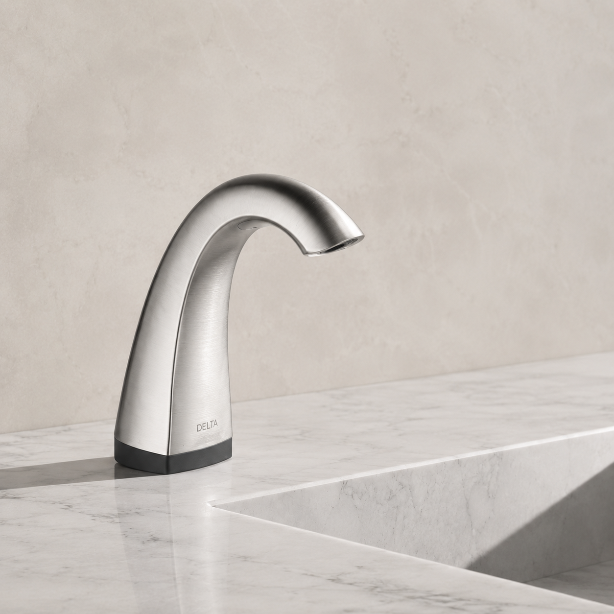 Delta Commercial electronic touchless lavatory faucet with chrome finish